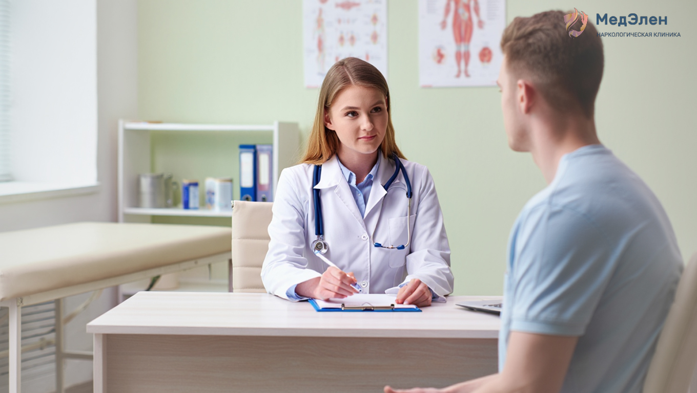 Мужчина сидит на приему у врача